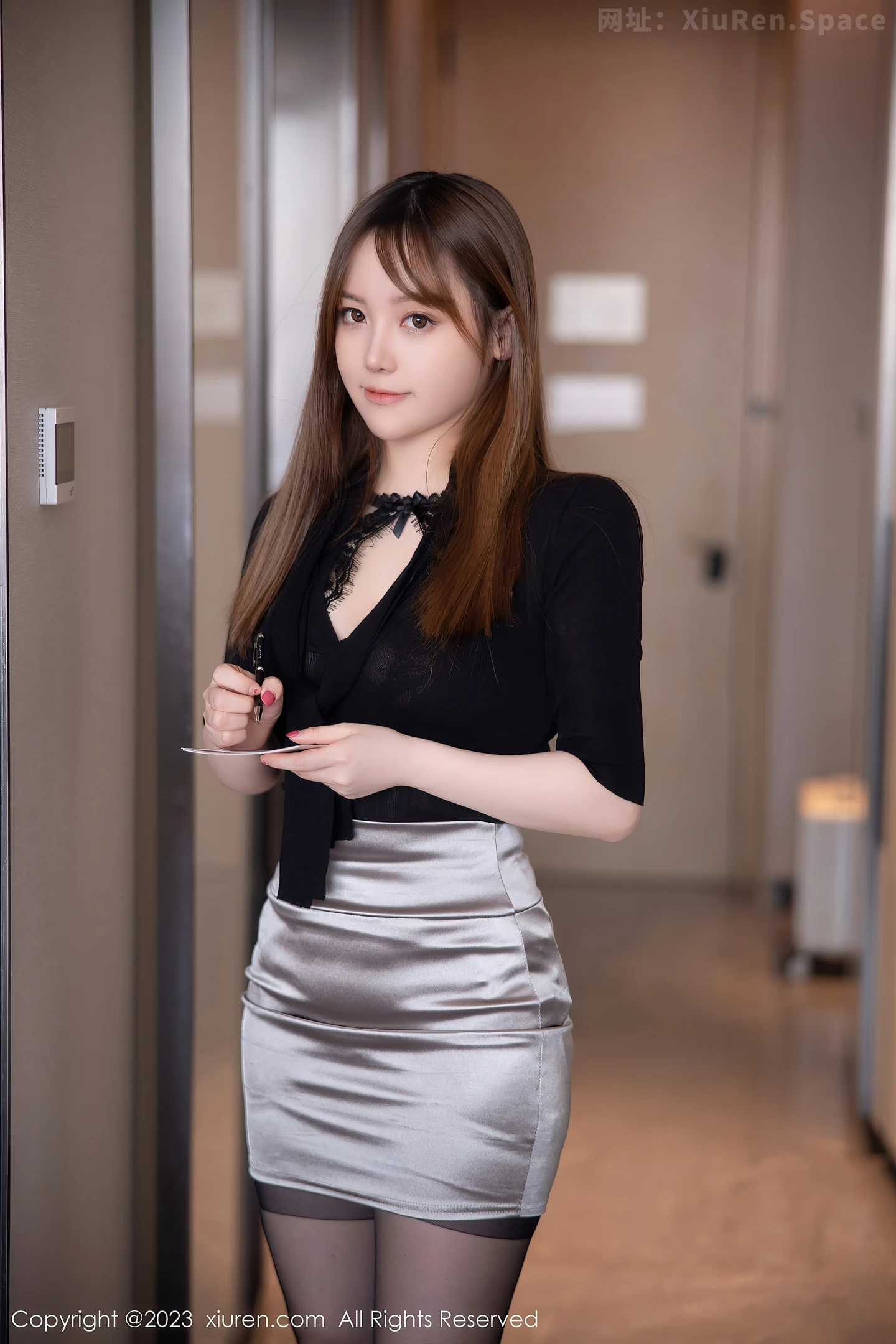 图片[2]-[XiuRen秀人网]2023.02.14 VOL.6259 Carol周妍希 黑色情趣礼服裙加黑丝美腿性感私房写真集-秀人网官方网站